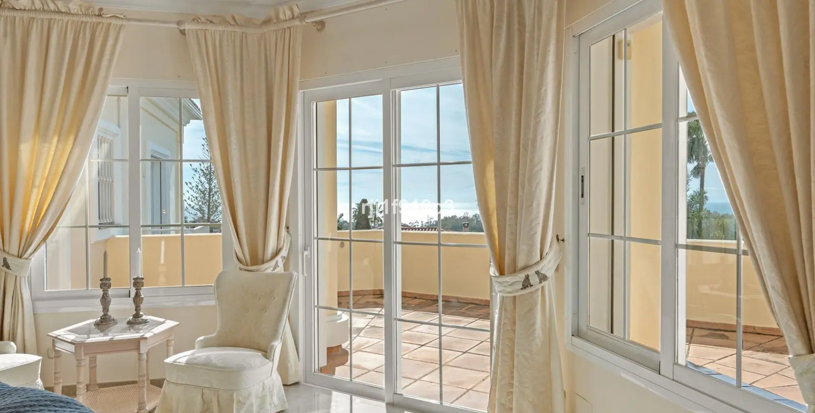 Продажа  отдельно стоящей виллы в Elviria 45