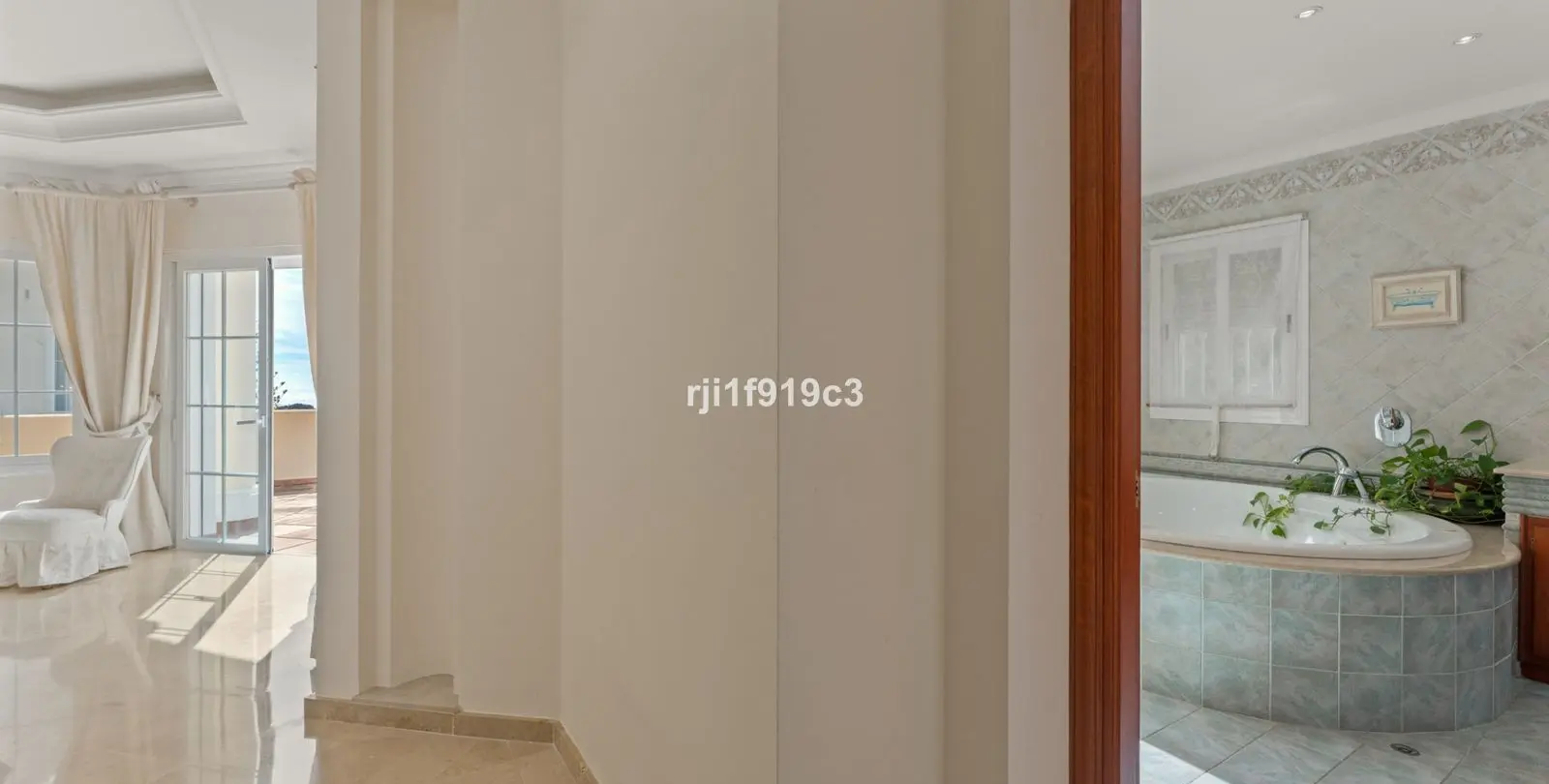 Продажа  отдельно стоящей виллы в Elviria 50