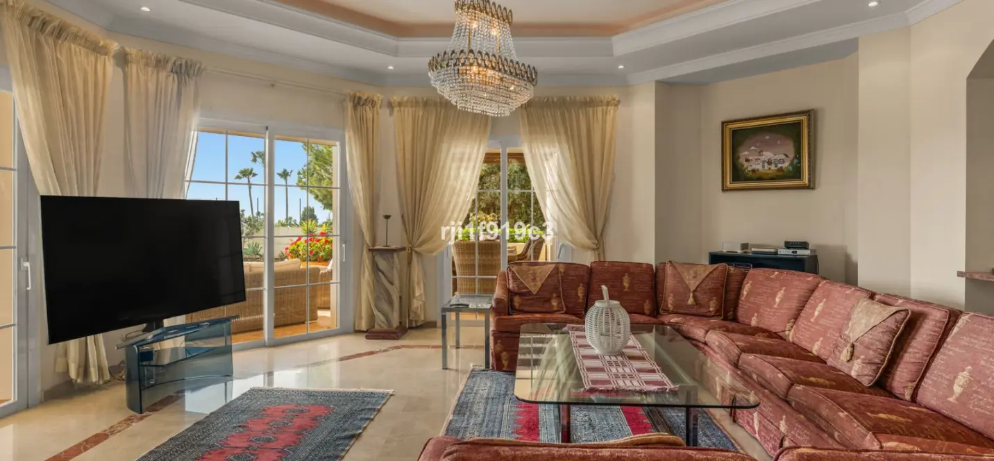 Продажа  отдельно стоящей виллы в Elviria 3
