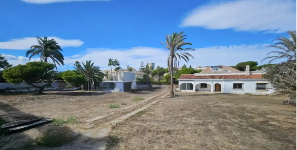 Sale of residential plot in El Rosario 7