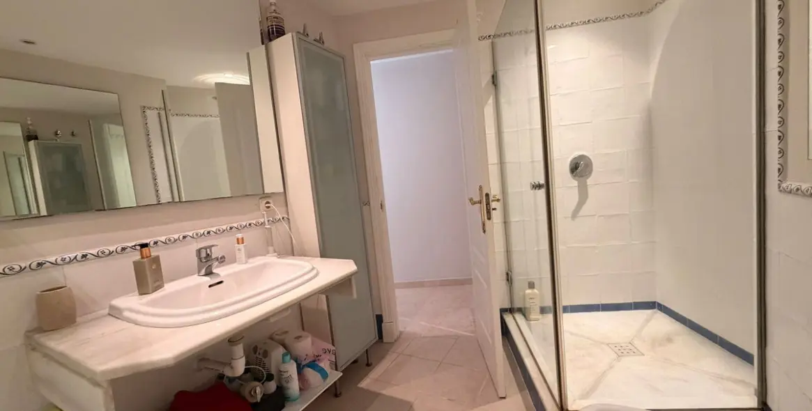 Долгосрочная аренда апартаментов на первом этаже в Guadalmina Alta 17