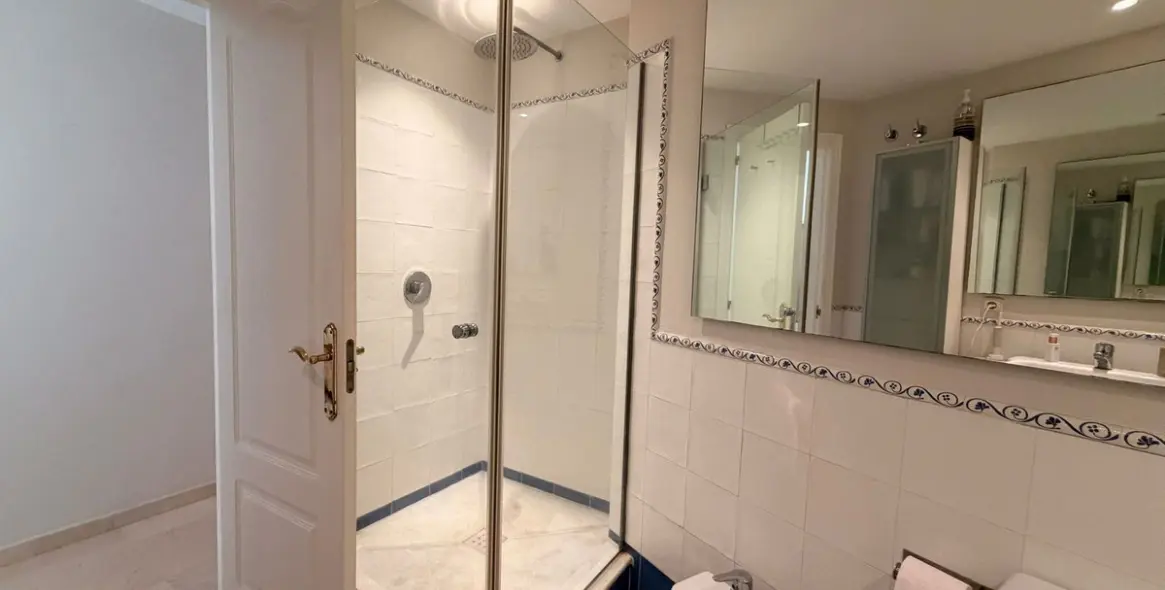 Долгосрочная аренда апартаментов на первом этаже в Guadalmina Alta 18