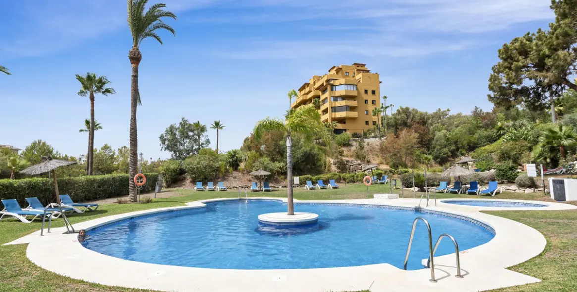 Sale of middle floor apartment in Selwo 25