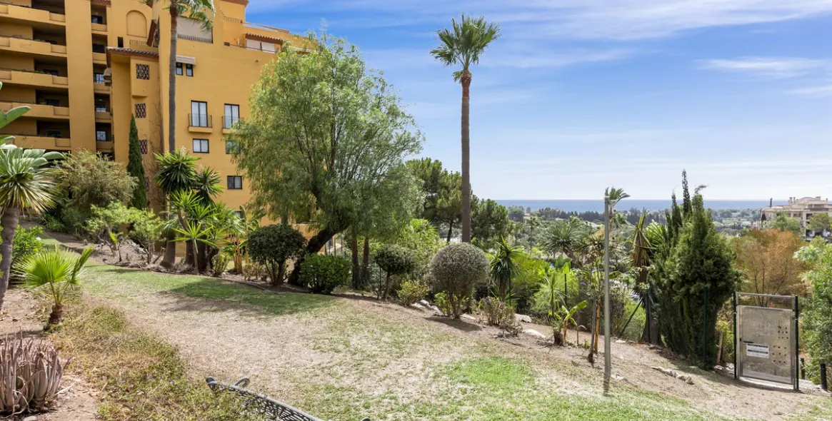 Sale of middle floor apartment in Selwo 28