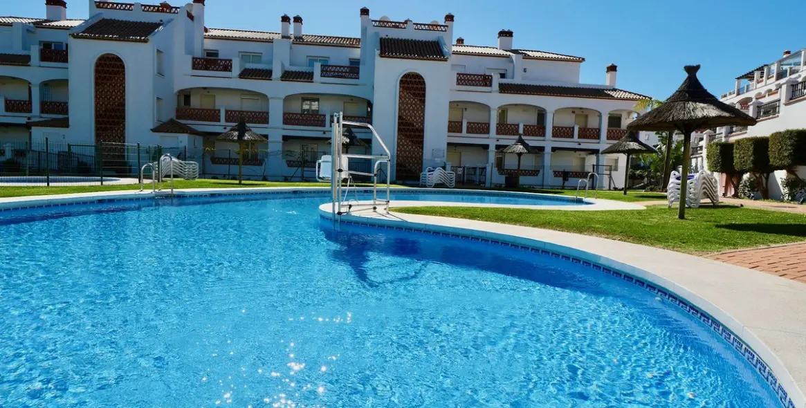 Продажа апартаментов на первом этаже в Calahonda 6