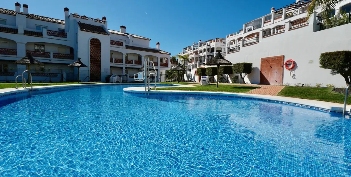 Sale of ground floor apartment in Calahonda 23