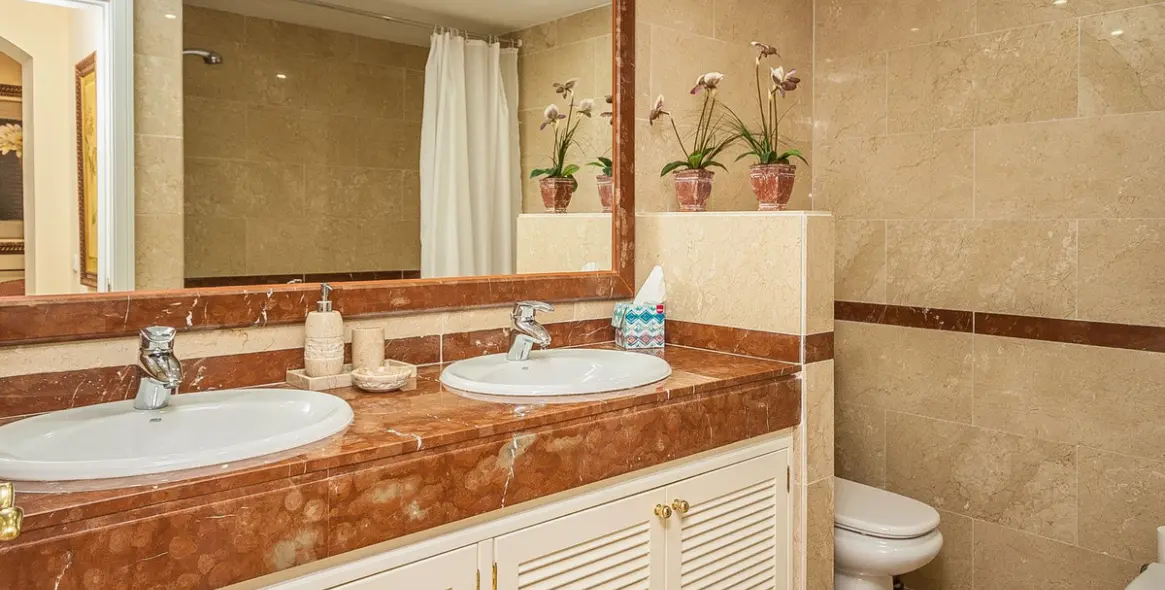 Sale of ground floor apartment in Elviria 12