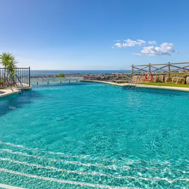 Продажа апартаментов на первом этаже в Benahavís