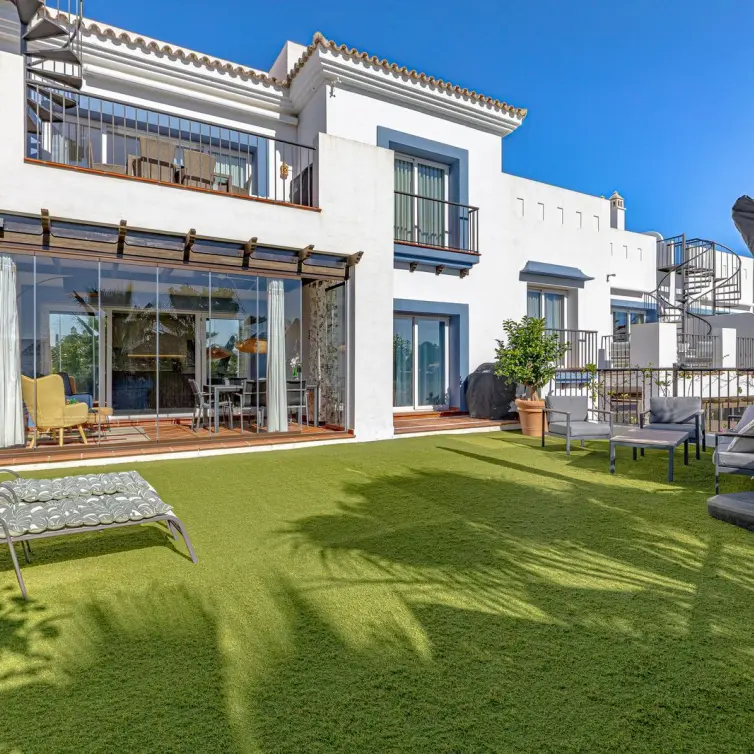 Sale of ground floor apartment in Benahavís