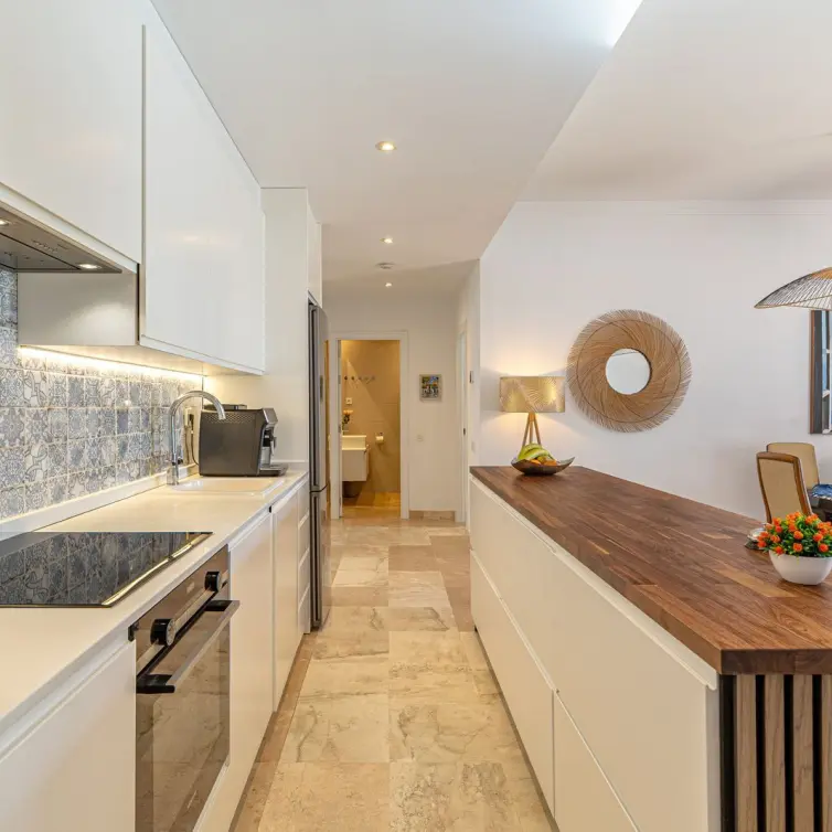 Sale of ground floor apartment in Benahavís