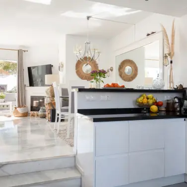 Продажа дома на две семьи в Calahonda