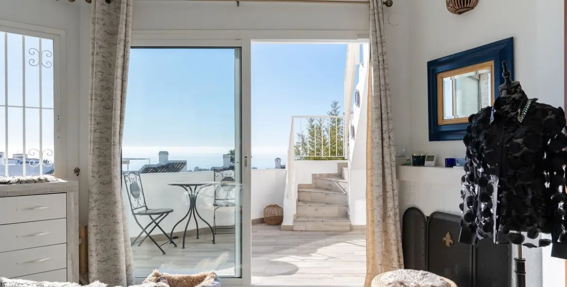 Продажа дома на две семьи в Calahonda 18