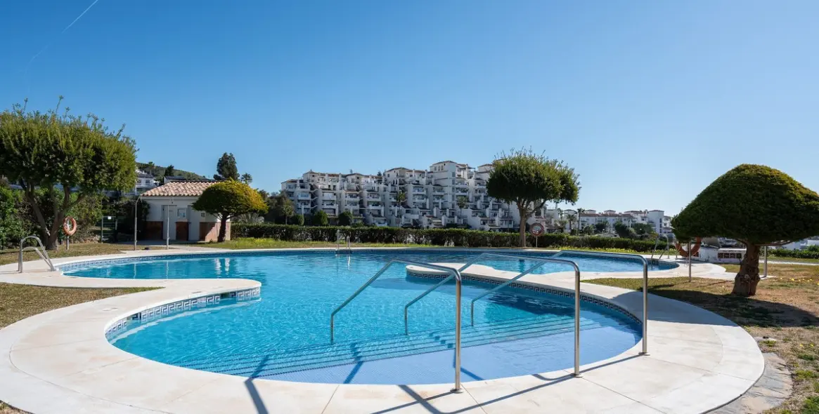 Продажа дома на две семьи в Calahonda 26