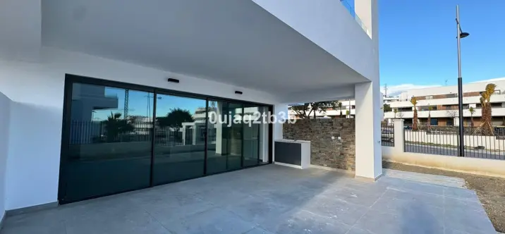 Продажа апартаментов на среднем этаже в Estepona 0