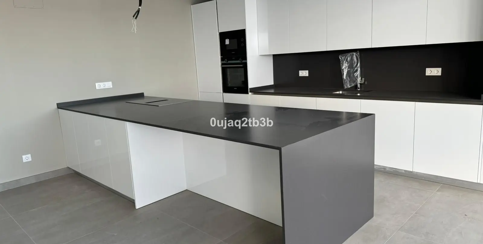 Sale of middle floor apartment in Estepona 2
