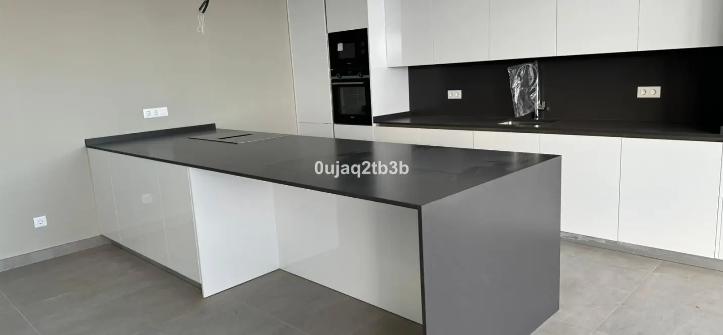 Venta de apartamento en planta media en Estepona 1