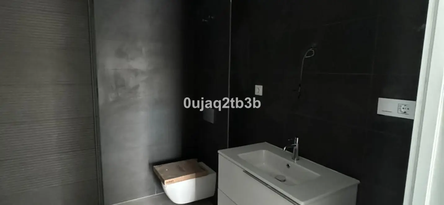 Venta de apartamento en planta media en Estepona 2