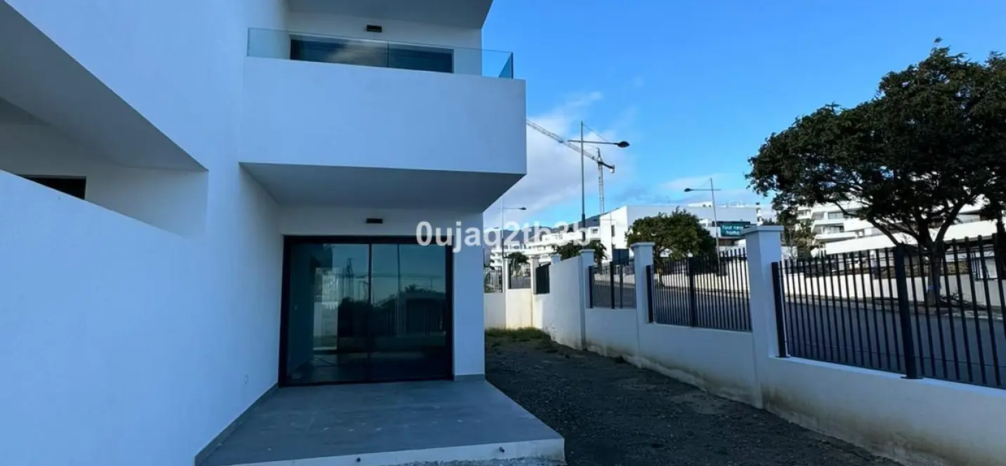 Venta de apartamento en planta media en Estepona 3