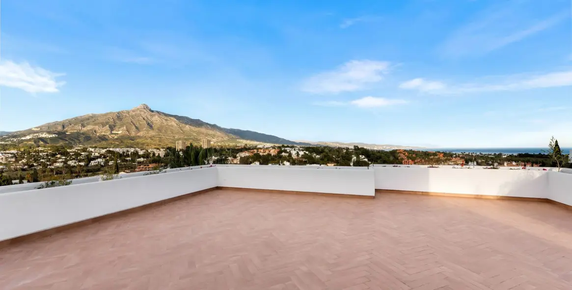 Venta de apartamento en planta media en Nueva Andalucía 11