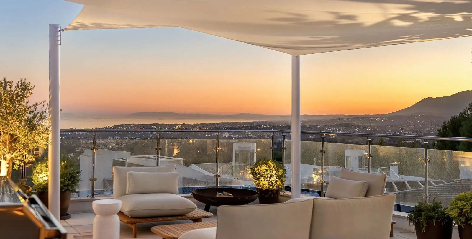 Продажа дома на две семьи в Marbella 1