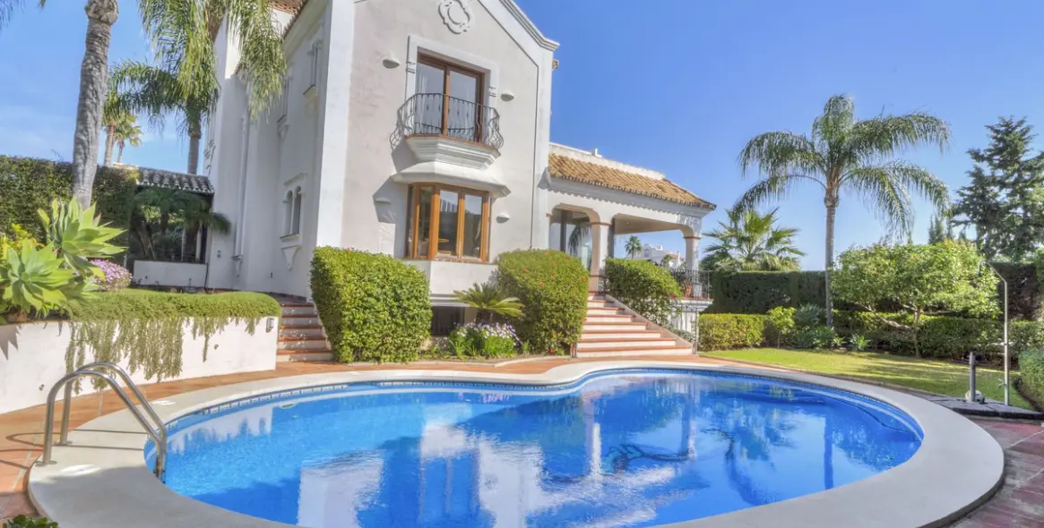 Продажа  отдельно стоящей виллы в Estepona 1