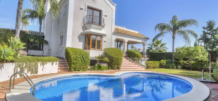 Venta de villa independiente en Estepona 0