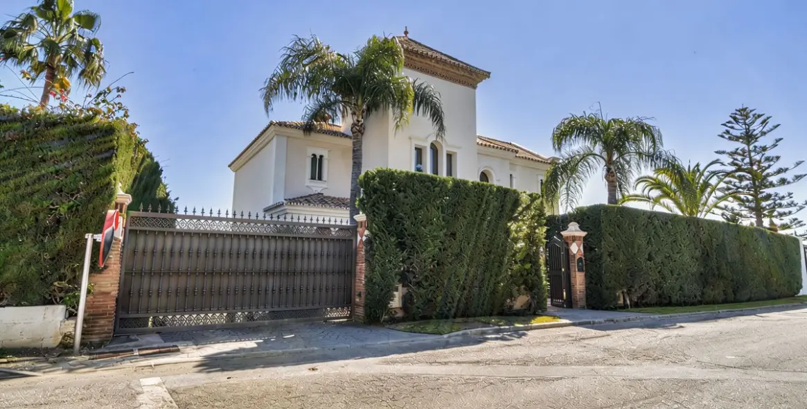Продажа  отдельно стоящей виллы в Estepona 2