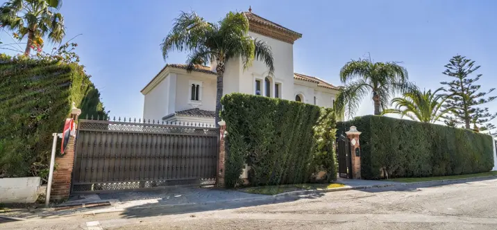 Venta de villa independiente en Estepona 1