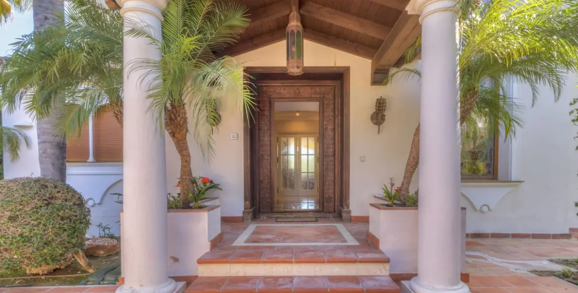 Продажа  отдельно стоящей виллы в Estepona 3