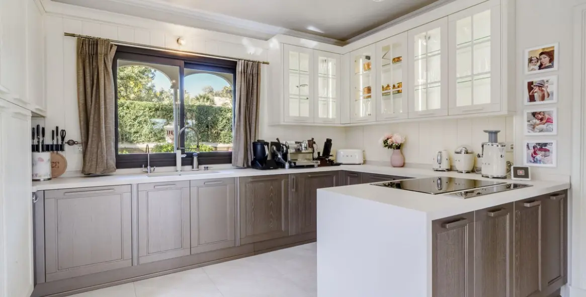 Продажа  отдельно стоящей виллы в Estepona 8