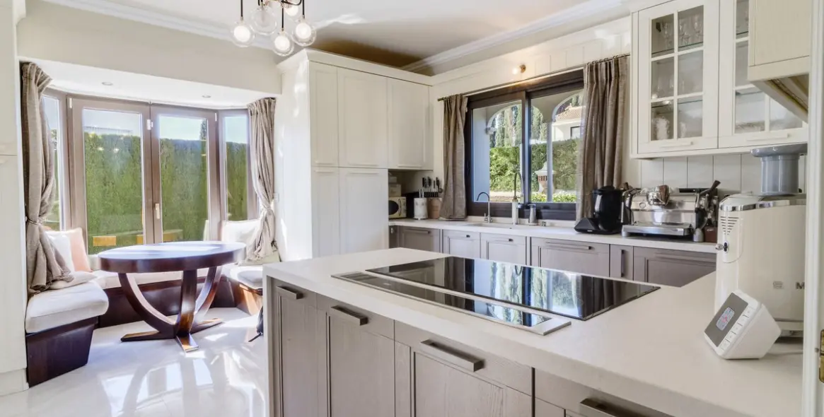 Продажа  отдельно стоящей виллы в Estepona 9