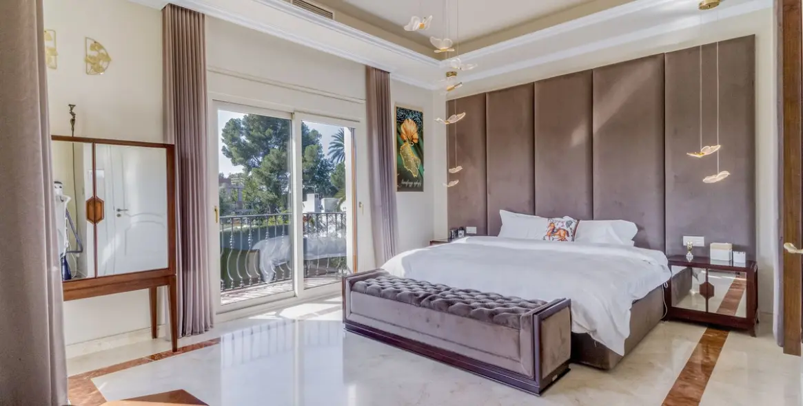 Продажа  отдельно стоящей виллы в Estepona 11