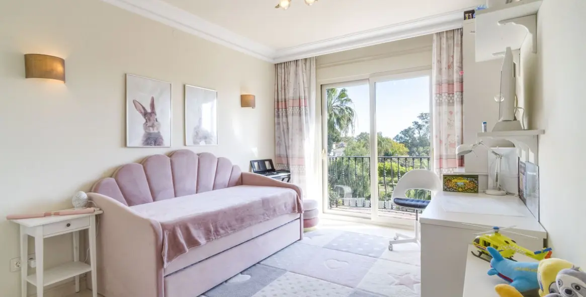 Продажа  отдельно стоящей виллы в Estepona 17