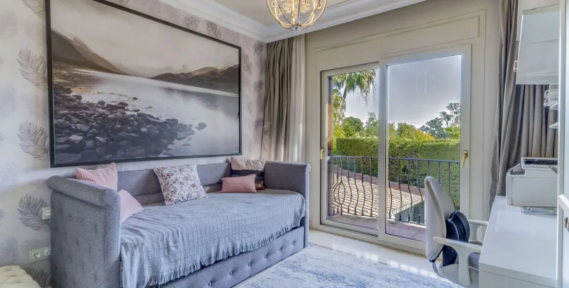 Продажа  отдельно стоящей виллы в Estepona 19