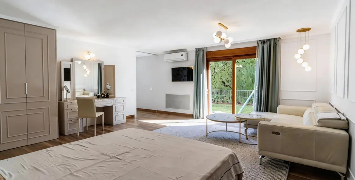 Sale of detached villa in Estepona 24