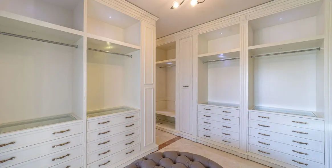 Sale of detached villa in Estepona 39