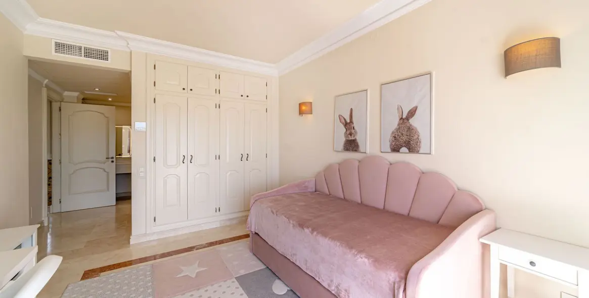 Sale of detached villa in Estepona 43