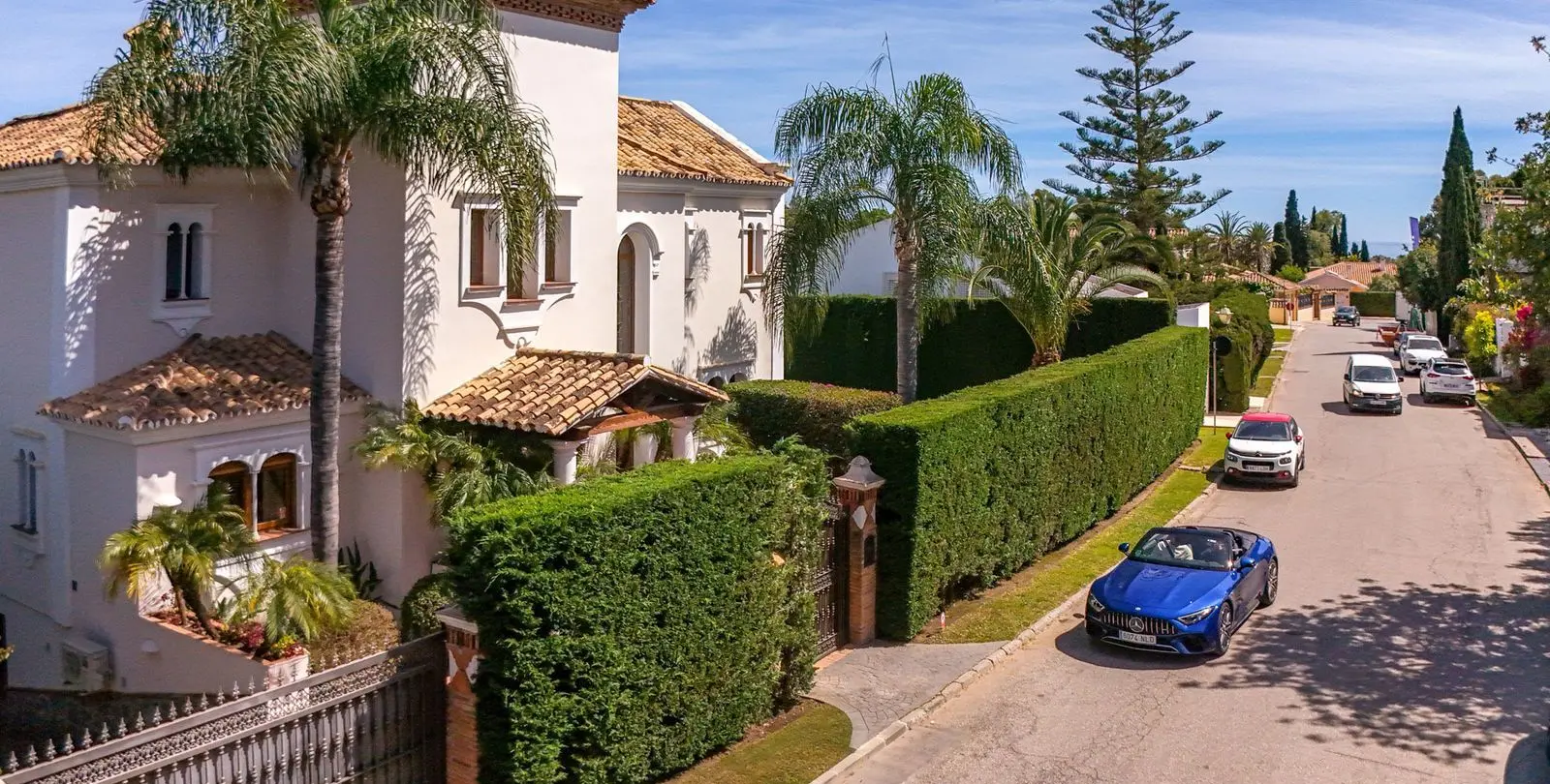 Sale of detached villa in Estepona 1