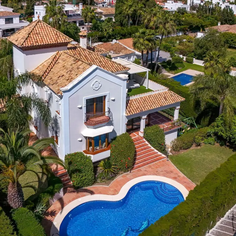 Продажа  отдельно стоящей виллы в Estepona