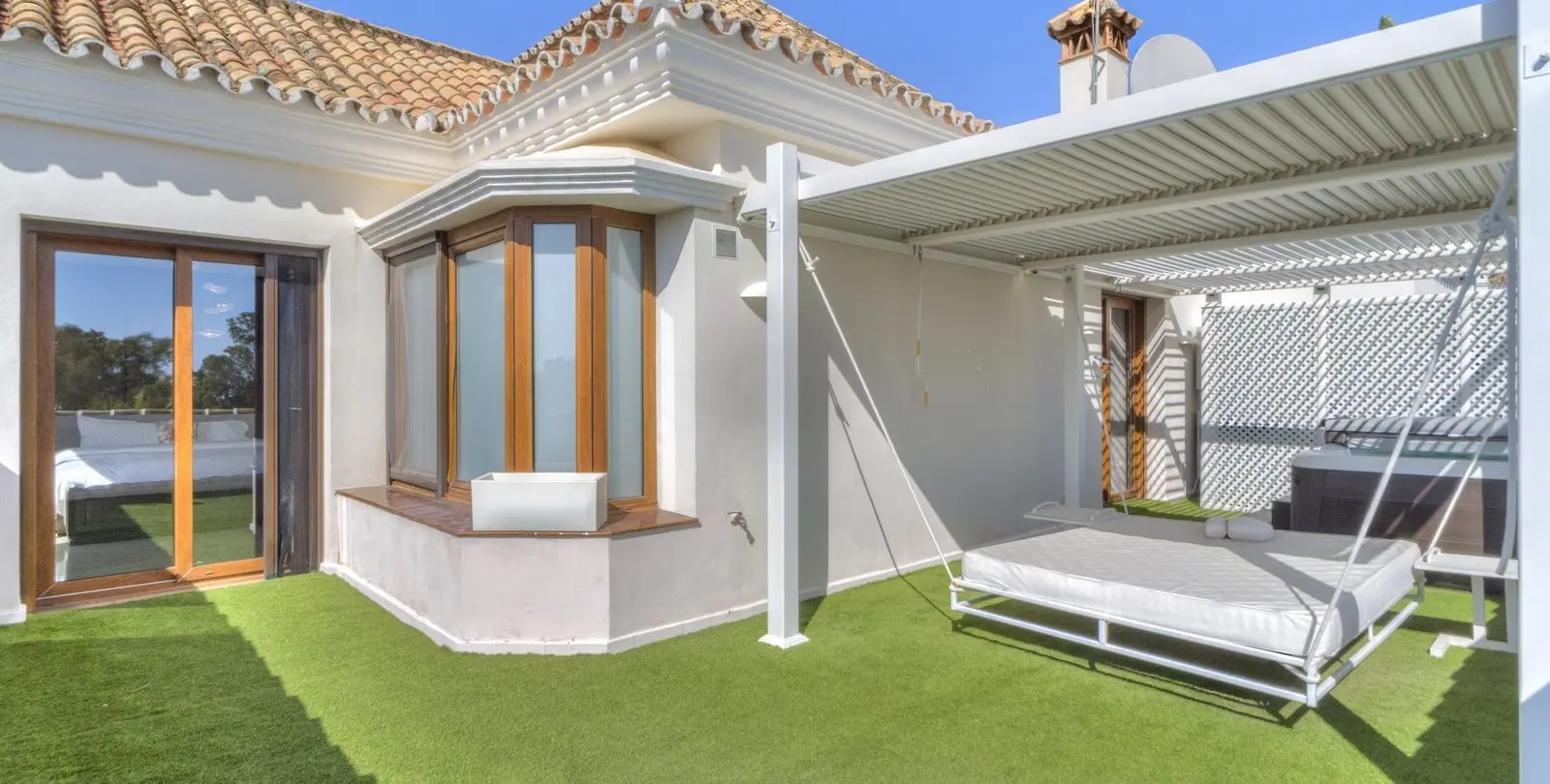 Sale of detached villa in Estepona 12
