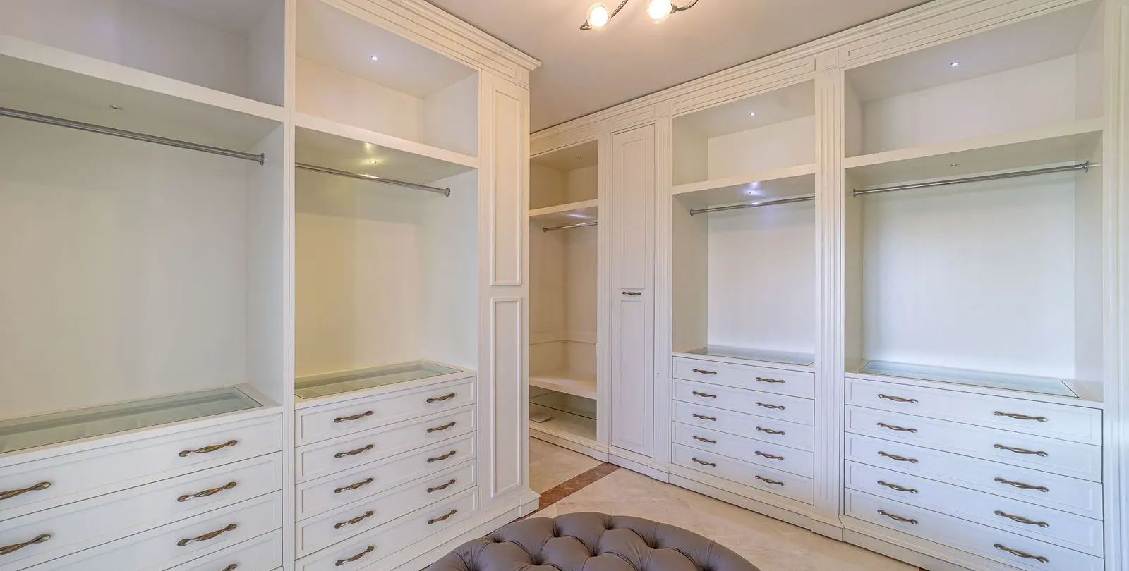 Sale of detached villa in Estepona 39