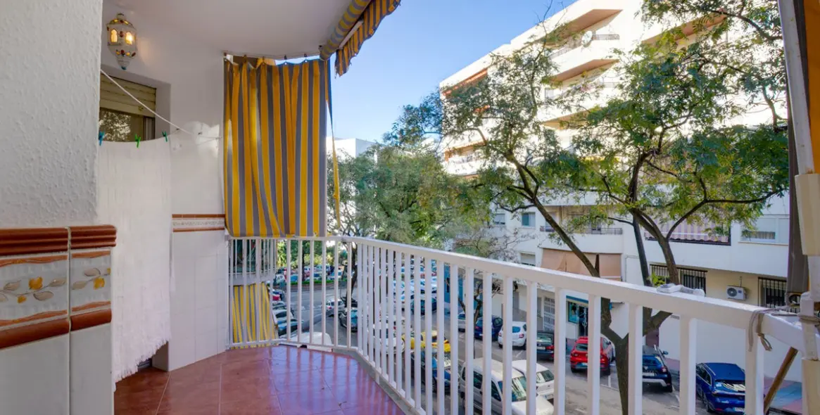 Sale of middle floor apartment in Estepona 1