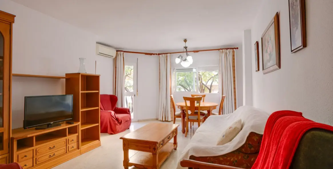 Sale of middle floor apartment in Estepona 2