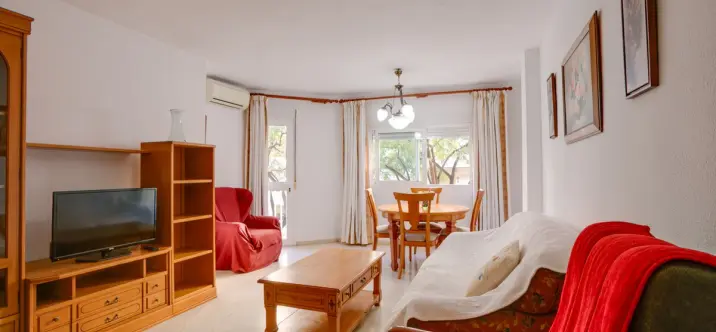 Sale of middle floor apartment in Estepona 1