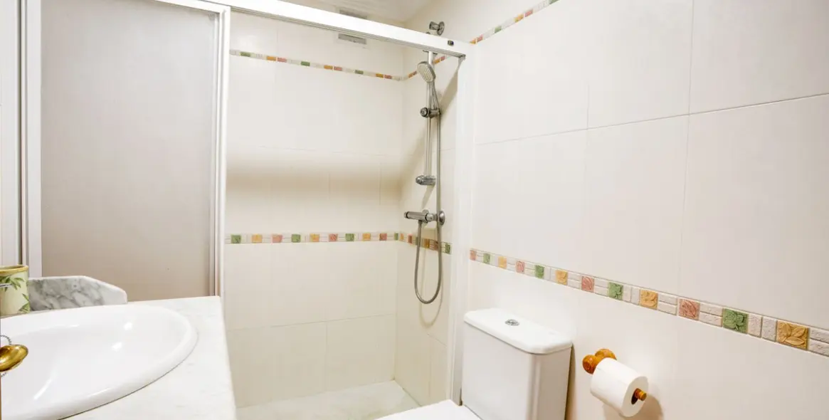 Sale of middle floor apartment in Estepona 3