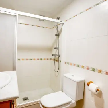 Sale of middle floor apartment in Estepona