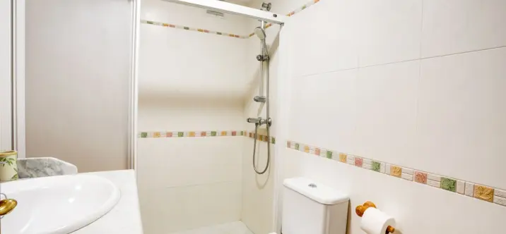 Sale of middle floor apartment in Estepona 2