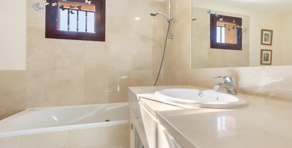 Sale of ground floor apartment in Manilva 19