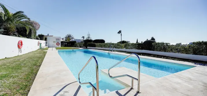 Sale of detached villa in Calahonda 0