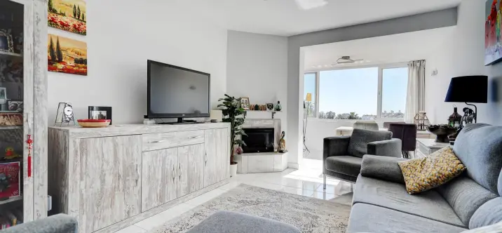 Sale of detached villa in Calahonda 2